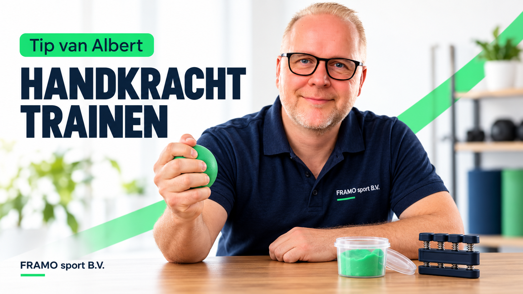 Albert Peters demonstreert een handoefening met een groene knijpbal naast putty en een vingertrainer