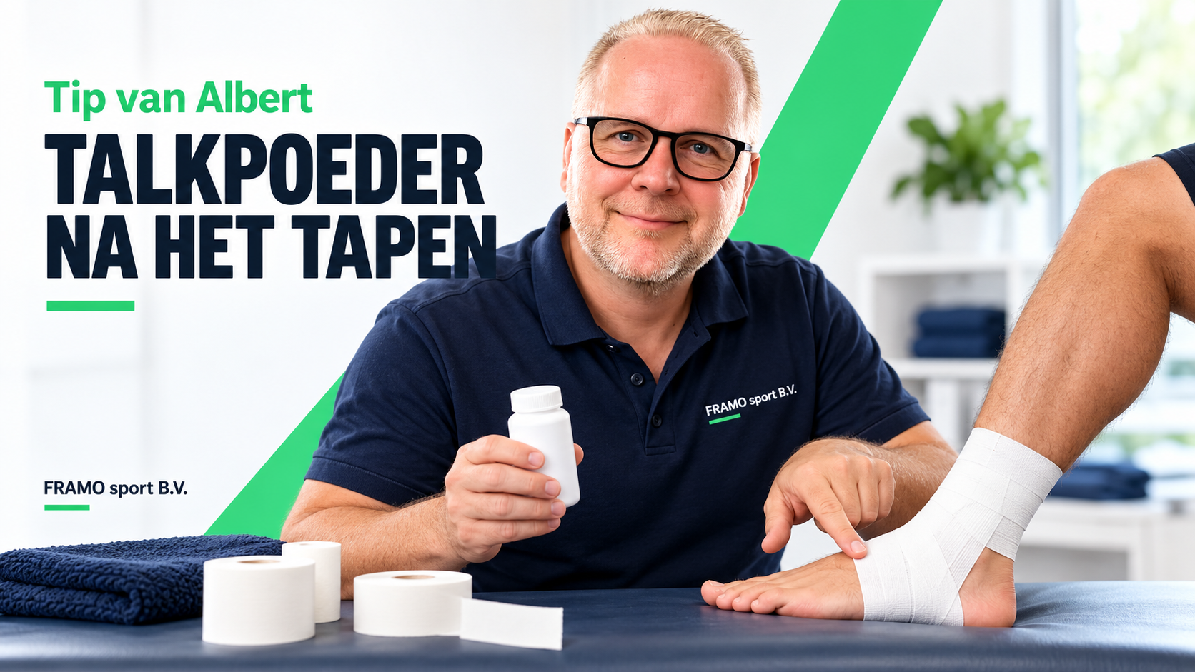 Albert Peters legt talkpoeder bij een getapete enkel uit