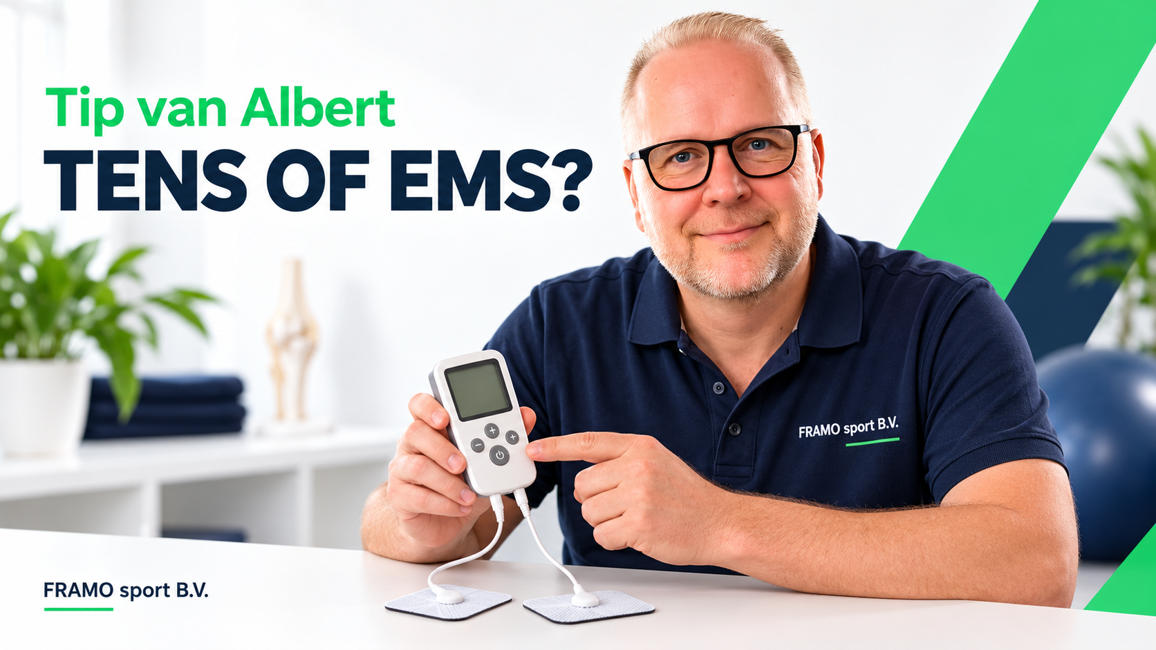 Albert Peters legt het verschil tussen TENS en EMS uit met een illustratief stimulatieapparaat